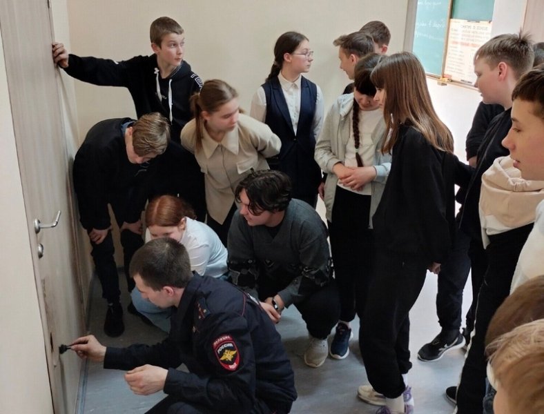 Демянские полицейские познакомили учащихся подшефного класса с работой эксперта-криминалиста