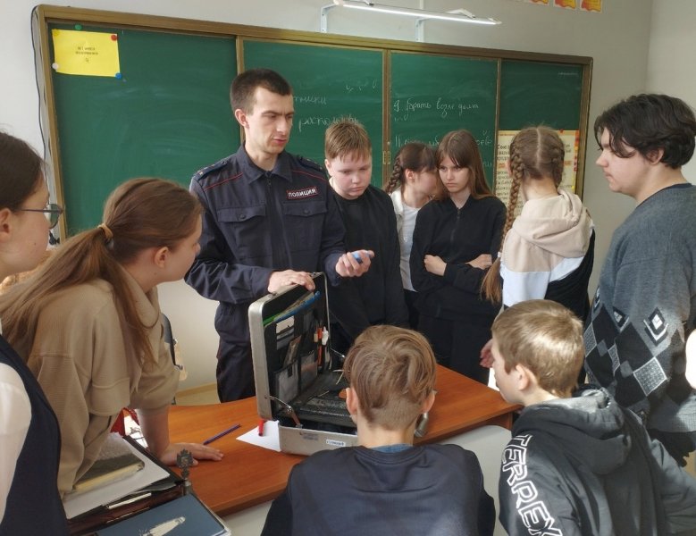 Демянские полицейские познакомили учащихся подшефного класса с работой эксперта-криминалиста